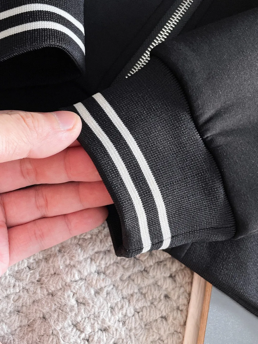 🅿️720 LV hot-selling suit is coming. Focus on the original version of the official website. 2025 new hot-selling cardigan suit. The original order is the best. 🇭🇰The meticulous work of top designers. It has a fitting and perfect upper body effect. All-natural high-quality Tencel Roman cotton 100%, close-fitting comfort, noble and elegant! Original hardware embodies elegance and nobility! Counter size: M-3XL (maximum wear up to 190 pounds)